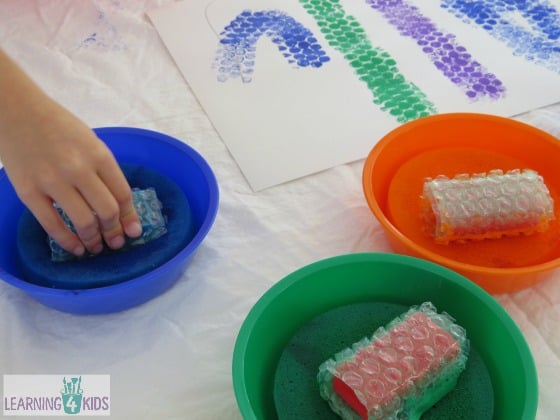 Painting with block wrapped in bubble wrap by learning 4 kids