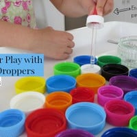 Water play with eye droppers encourages pincer grasp by learning 4 kids