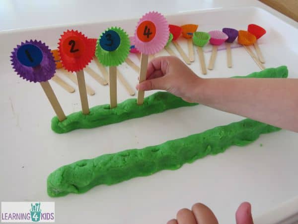 Counting and number recognition activity by creating a number line